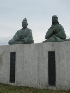 河毛駅前ロータリー広場にある、浅井長政とお市の像。