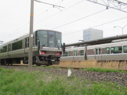 田村駅は、滋賀県長浜市田村町南仙堂にある、JR西日本北陸本線の駅。