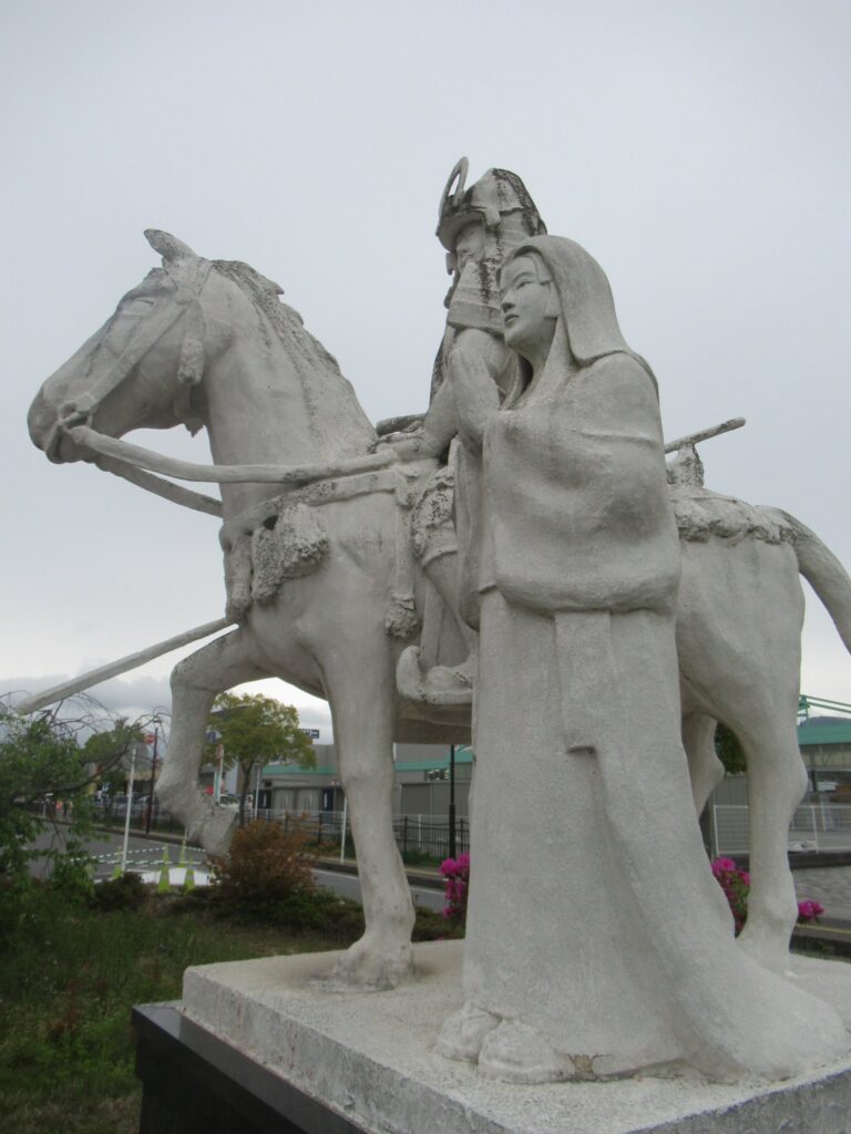 整備中の坂田駅前広場にある、山内一豊と千代の像です。