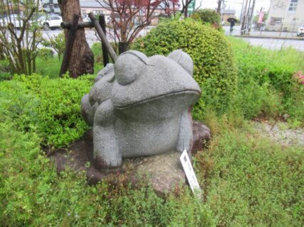 河瀬駅東口の、みなさんお出迎カエル無事カエル石像。