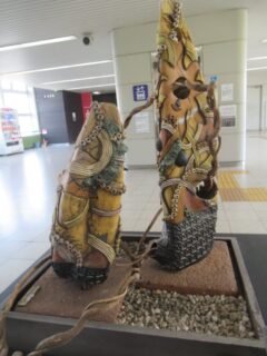 宇野辺駅コンコースに展示されている、結びつきなる作品。