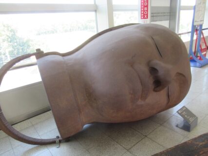 公園東口駅コンコースにある現代アート、航海。