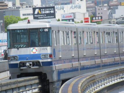 摂津駅は、大阪府摂津市鶴野1丁目にある、大阪モノレール本線の駅。