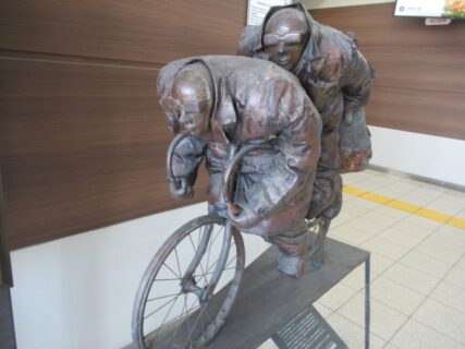 南摂津駅コンコースに展示されている、チャリ二人乗りの男たちの像。