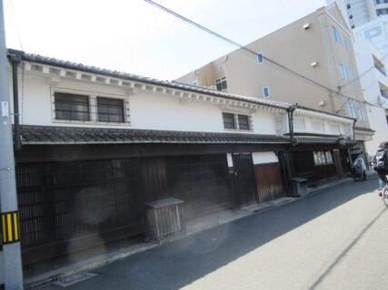 紀州街道沿い、阪堺線神明町停留所そばの、堺県の郷学所跡。