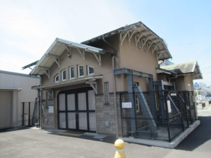 国の登録有形文化財に登録されている、諏訪ノ森駅西駅舎です。