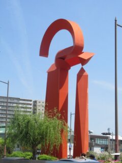 堺駅前のモニュメント、フェニックス・アーチと風の石・気。