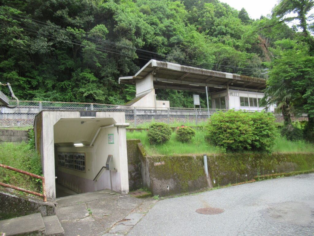 長谷駅は、兵庫県神崎郡神河町栗字下モ所にある、JR西日本播但線の駅。