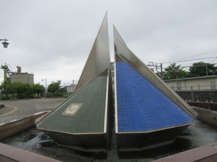 山陰本線の江原駅西口ロータリー広場にある、噴水モニュメント。