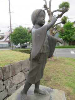 福知山線の黒井駅前にある、お福(春日局)の像でございます。