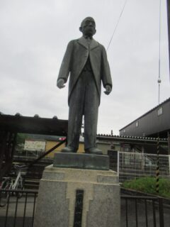 柏原駅前に建てられている、田艇吉の銅像。