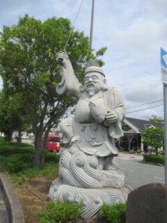 神戸電鉄粟生線の恵比須駅前広場にある、えべっさんの像でございます。