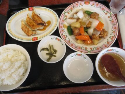 ランチタイム@餃子の王将西鈴蘭台店、酢豚の定食なり。