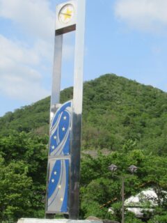 福知山線の草野駅前にある、流れ星がモチーフの時計塔。