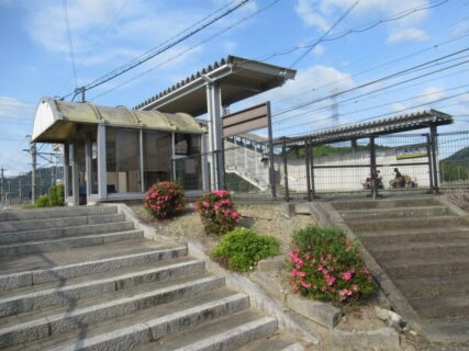 南矢代駅は、丹波篠山市南矢代辻ノ下ノ坪にある、JR西日本福知山線の駅。