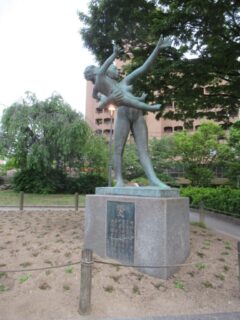 下石井公園にある、爕の像でございます。