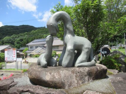 福知山線下滝駅前広場にある、ふれあい親子恐竜の像です。