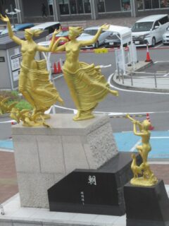 続・広島駅新幹線口にある、圓鍔勝三作の朝という名の黄金色の像。