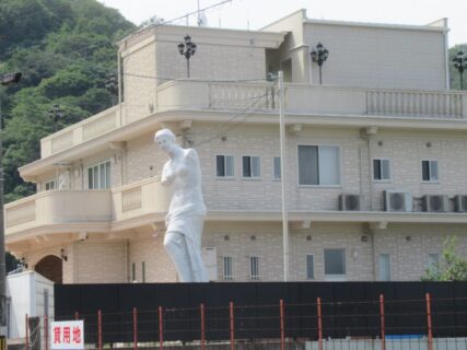 かるが浜駅前の、巨大なビーナス像でございます。