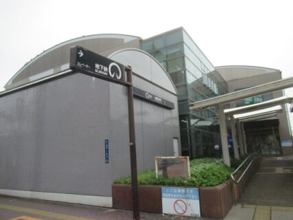 港区役所駅は、名古屋市港区港楽にある、名古屋市営地下鉄名港線の駅。