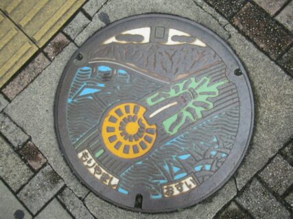 守山駅前にあった、守山市のデザインマンホール蓋です。
