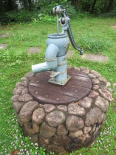 守山駅前、手作りガーデン街の庭にある川本式ポンプの井戸。