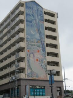 瀬田駅東口ロータリー前の萱野ビル、壁画がございます。