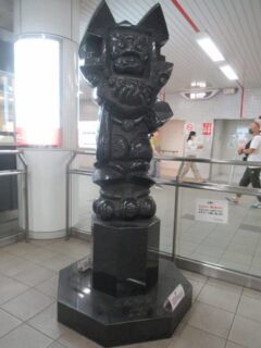 京都市営地下鉄東西線京都市役所前駅の改札脇にある、こんちき像。