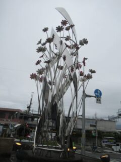 高田市駅前にあるモニュメント、コスモス2１の塔。