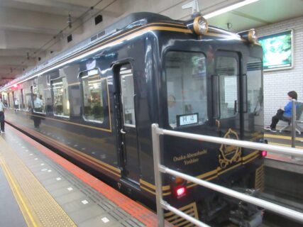高田市駅から大阪阿部野橋駅まで、観光特急「青の交響曲」に乗車。