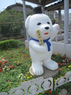 畠田駅にある、王寺町の公式マスコットキャラクター、雪丸。