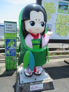 箸尾駅前広場にある広陵町イメージキャラクター、かぐやちゃん。