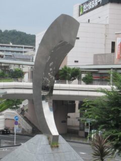 生駒駅北口にある、キラキラしたモニュメントでございます。