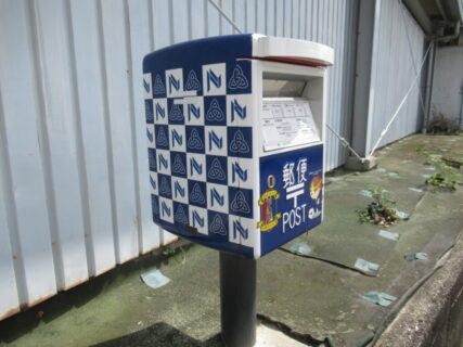勢野北口駅前にあった、奈良クラブのラッピング郵便ポスト。