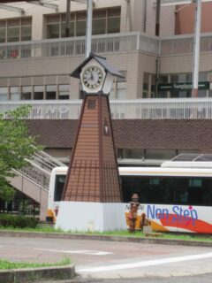 三日市町駅西口広場にある、時計台とテラコッタドール。