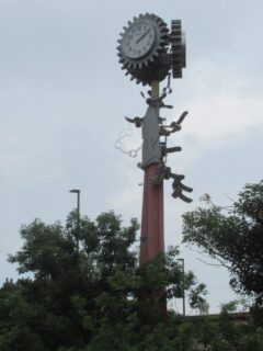 北野田駅西口ロータリー広場にある時計塔がユニークなのです。