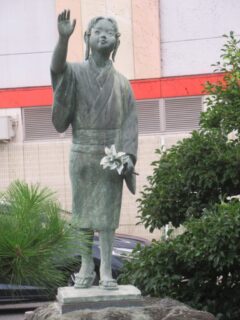 荒子駅前にある、前田利家公初陣之像とおまつの方の像。