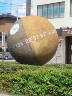 川越富洲原駅の、東西の両広場にある球体でございます。