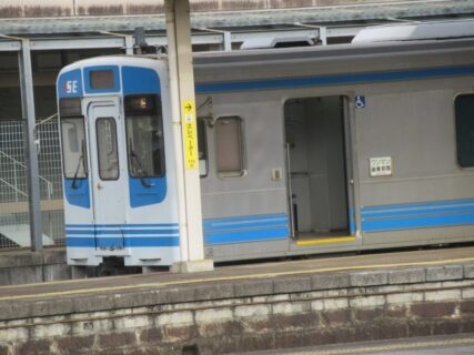 津駅に到着し、ひのとりを待つ間に伊勢鉄道の車両を眺めてます。