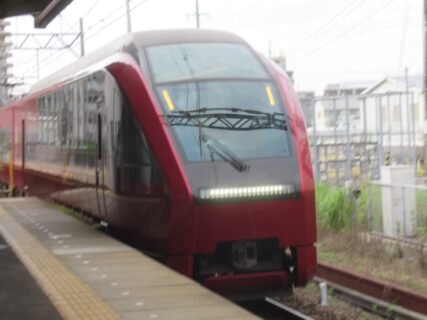 津駅から特急ひのとりに乗り換えて、大阪難波駅を目指します。