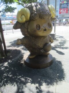 泉大津駅東口の広場にある、マスコットキャラクターおづみん。