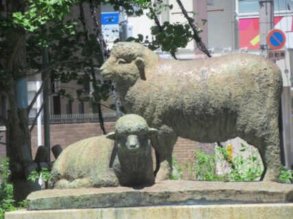 泉大津駅西口の広場にある、二匹の羊の像でございます。
