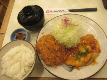 ランチタイム@いなば和幸泉大津店でヒレかつ＆生姜焼き定食。