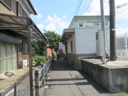 不破一色駅は、岐阜県羽島市正木町須賀にある、名古屋鉄道竹鼻線の駅。