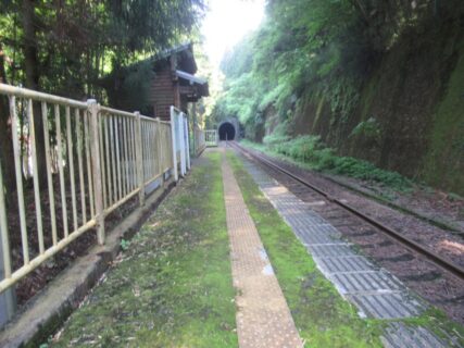 高尾駅は、岐阜県本巣市高尾にある、樽見鉄道樽見線の駅。