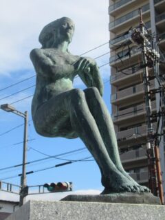柳井駅前広場にあるブロンズ像、いざない。