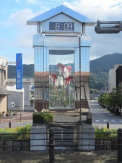 柳井駅前広場の、金魚ちょうちんオブジェ時計台でございます。