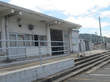 櫛ヶ浜駅は、山口県周南市大字久米字院内にある、JR西日本の駅。