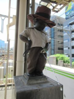 浜松町駅と言えば、小便小僧が有名でございますね。