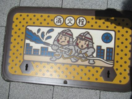 浜松町駅前、竹芝通りの消火栓蓋なのですが。